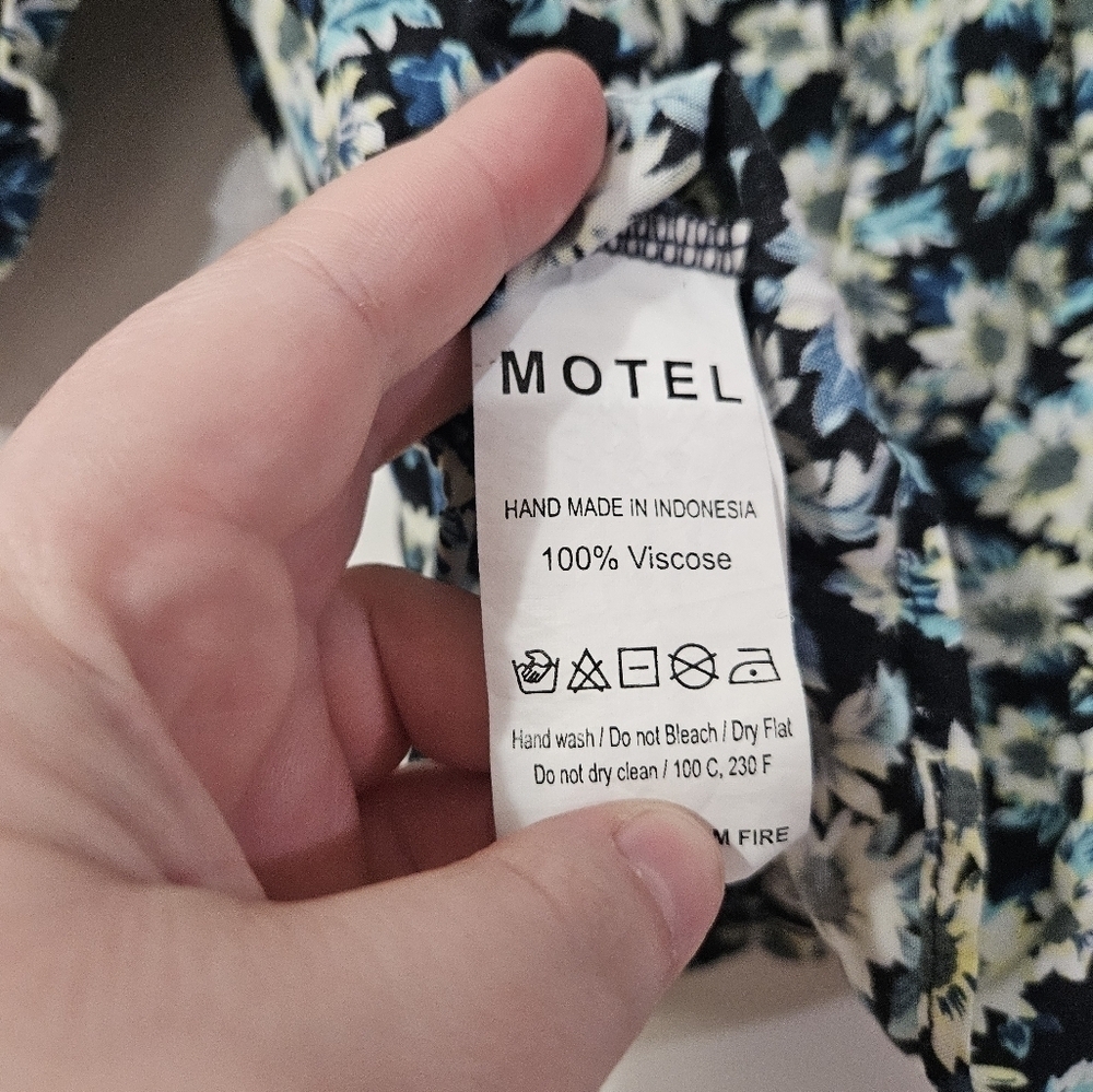 Motel Floral Puff Sleeve Crop Top! - Picture 3 of 6